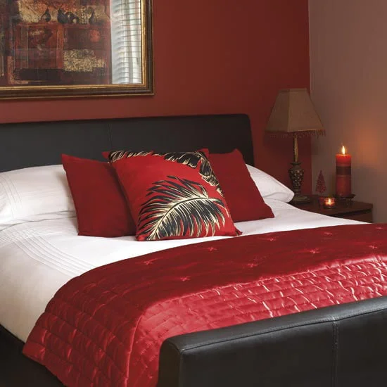 46 Cherry Red Fall Bedroom Ideas for a Cozy Seasonal Retreat
