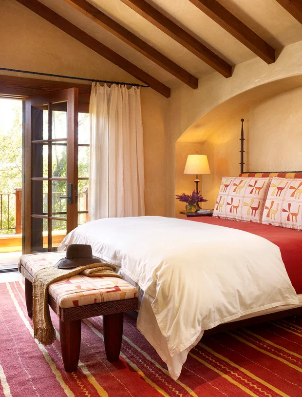 46 Cherry Red Fall Bedroom Ideas for a Cozy Seasonal Retreat