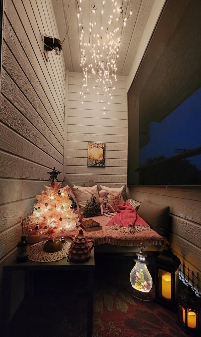 My Balcony Book Nook, decorated for Xmas : r/CozyPlaces