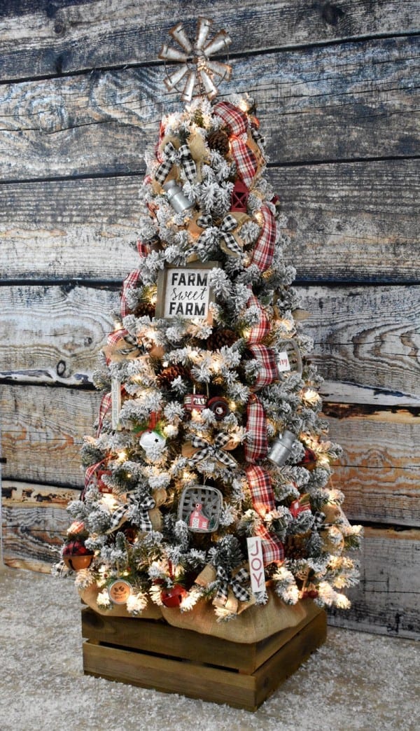 Farm Sweet Farm Sign on a Flocked Tree Farm Sweet Farm Sign on a Flocked Tree — Farmhouse Christmas Tree