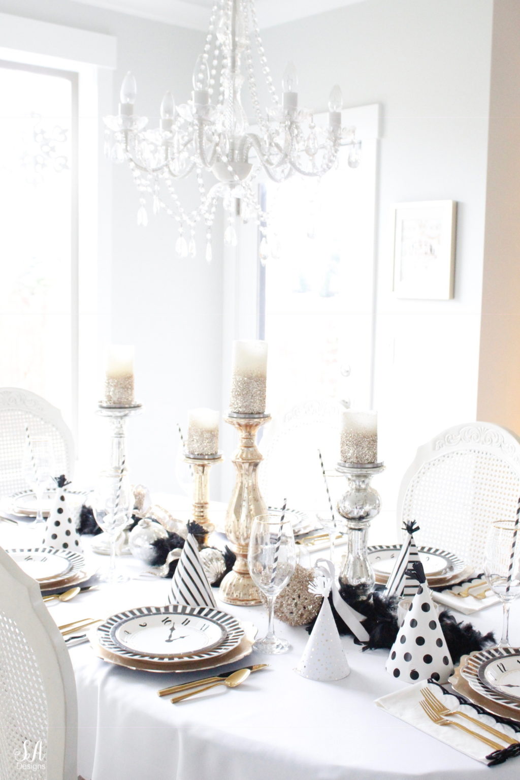Whimsical New Year's Eve Table with Clock-Themed Plates and Party Hats Whimsical New Year's Eve Table with Clock-Themed Plates and Party Hats — New Years Eve Table Decor