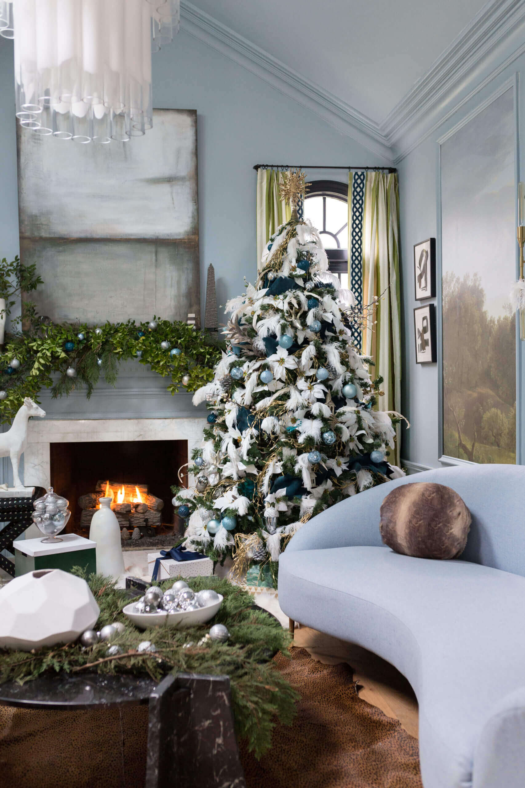 Medium Wide Shot Glam Christmas Living Room with a Feather-Adorned Christmas Tree Medium Wide Shot Glam Christmas Living Room with a Feather-Adorned Christmas Tree — Christmas Living Room Decor