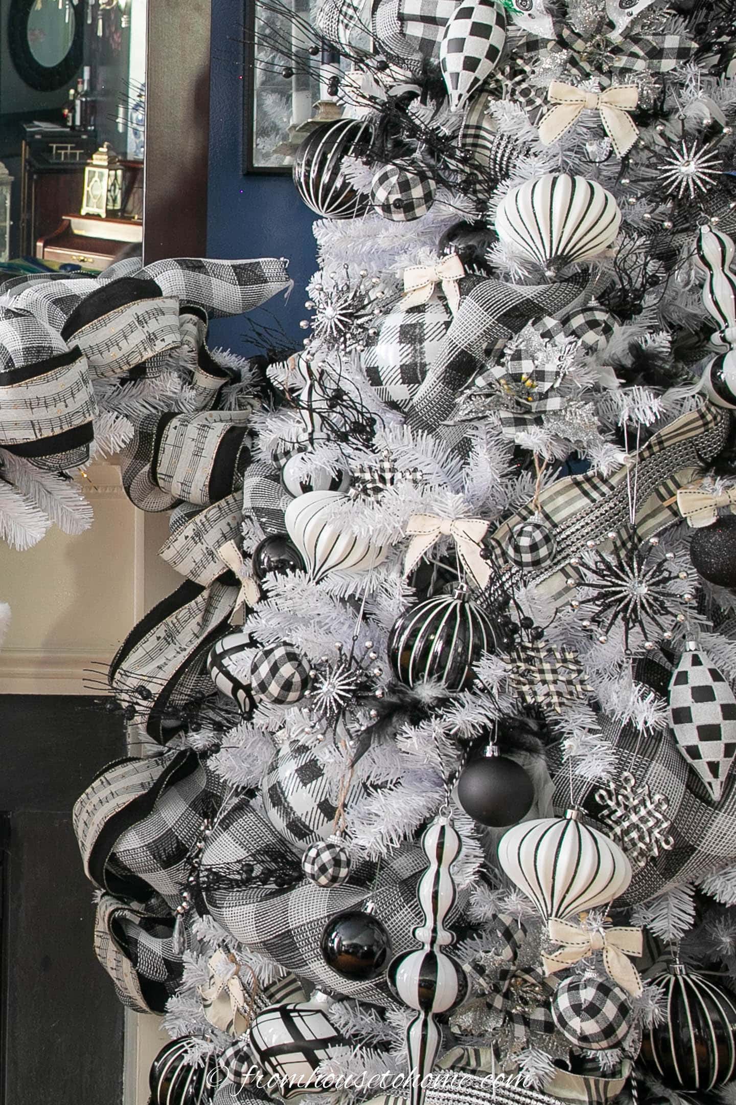 Monochromatic White Christmas Tree with Black and White Ornaments — White Christmas Tree Decor