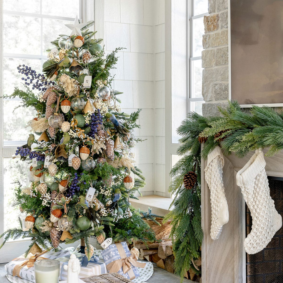 Rustic Natural Christmas Tree with Acorns and Berries Rustic Natural Christmas Tree with Acorns and Berries — Christmas Tree Themes