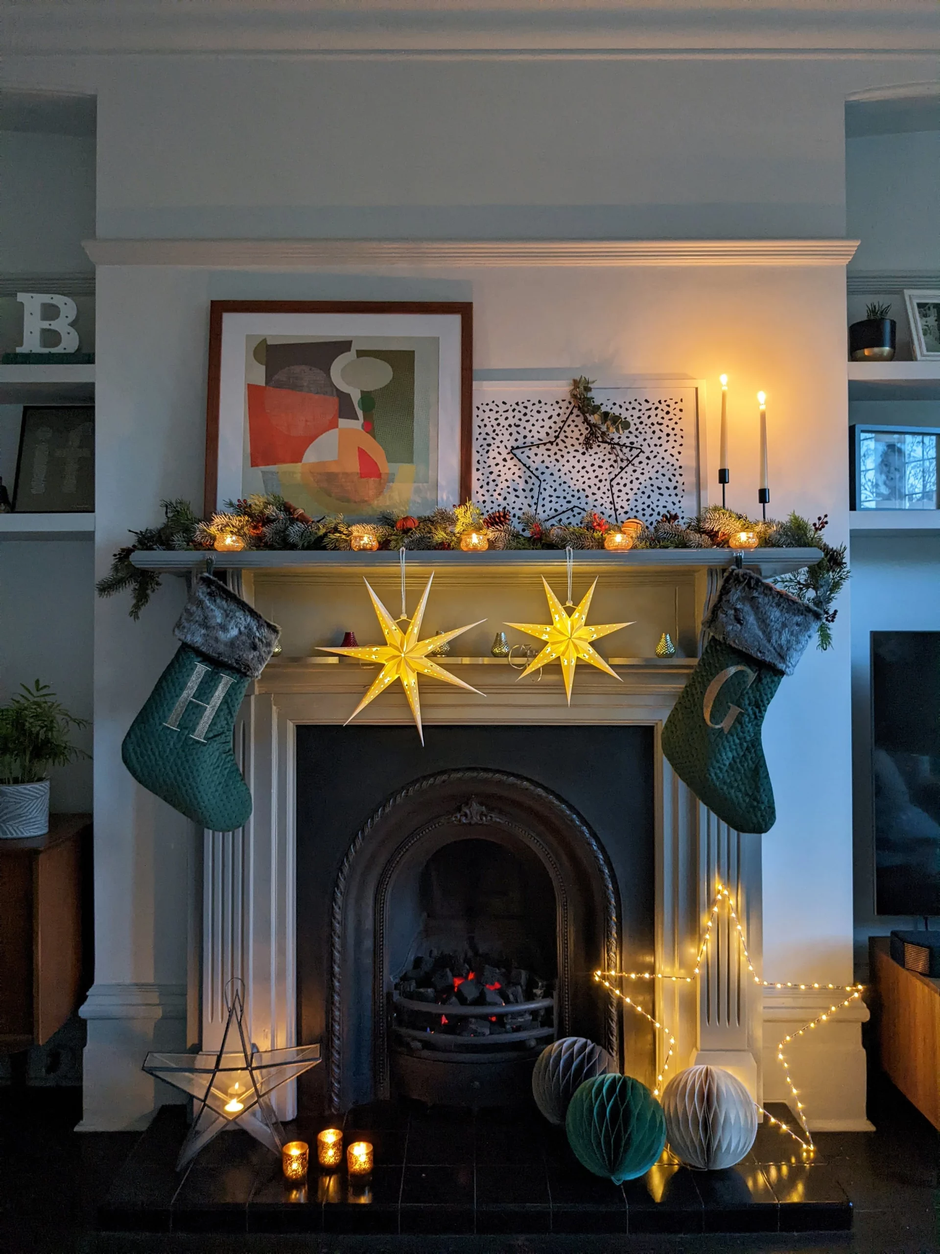 Modern Fireplace with Illuminated Starbursts and Large Stockings Modern Fireplace with Illuminated Starbursts and Large Stockings — Christmas Fireplace Decor