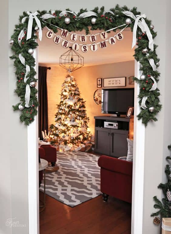 Traditional Living Room Entrance with Garland Arch and Red Armchairs Traditional Living Room Entrance with Garland Arch and Red Armchairs — Christmas Apartment Decor