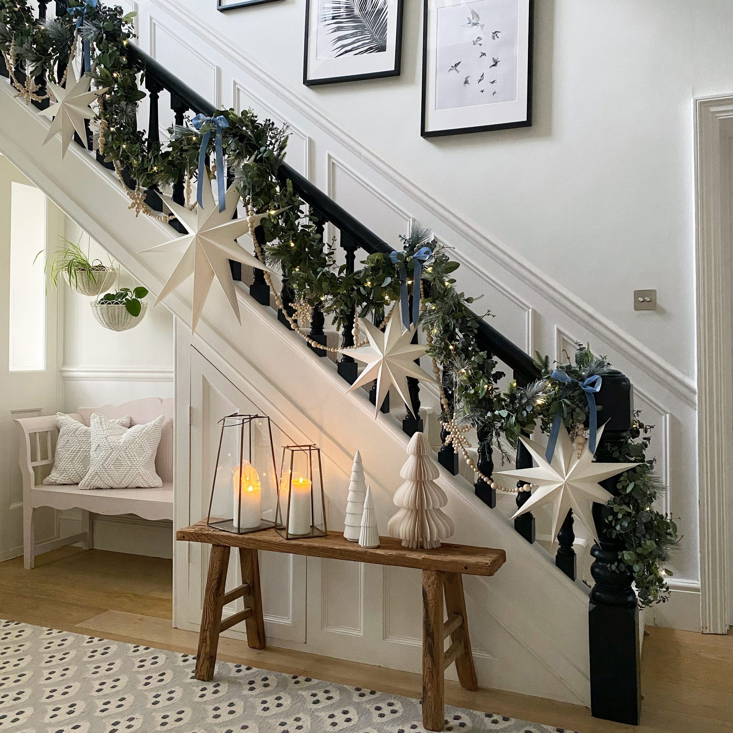 Scandinavian Staircase Landing with Paper Stars Scandinavian Staircase Landing with Paper Stars — Christmas Staircase Decor