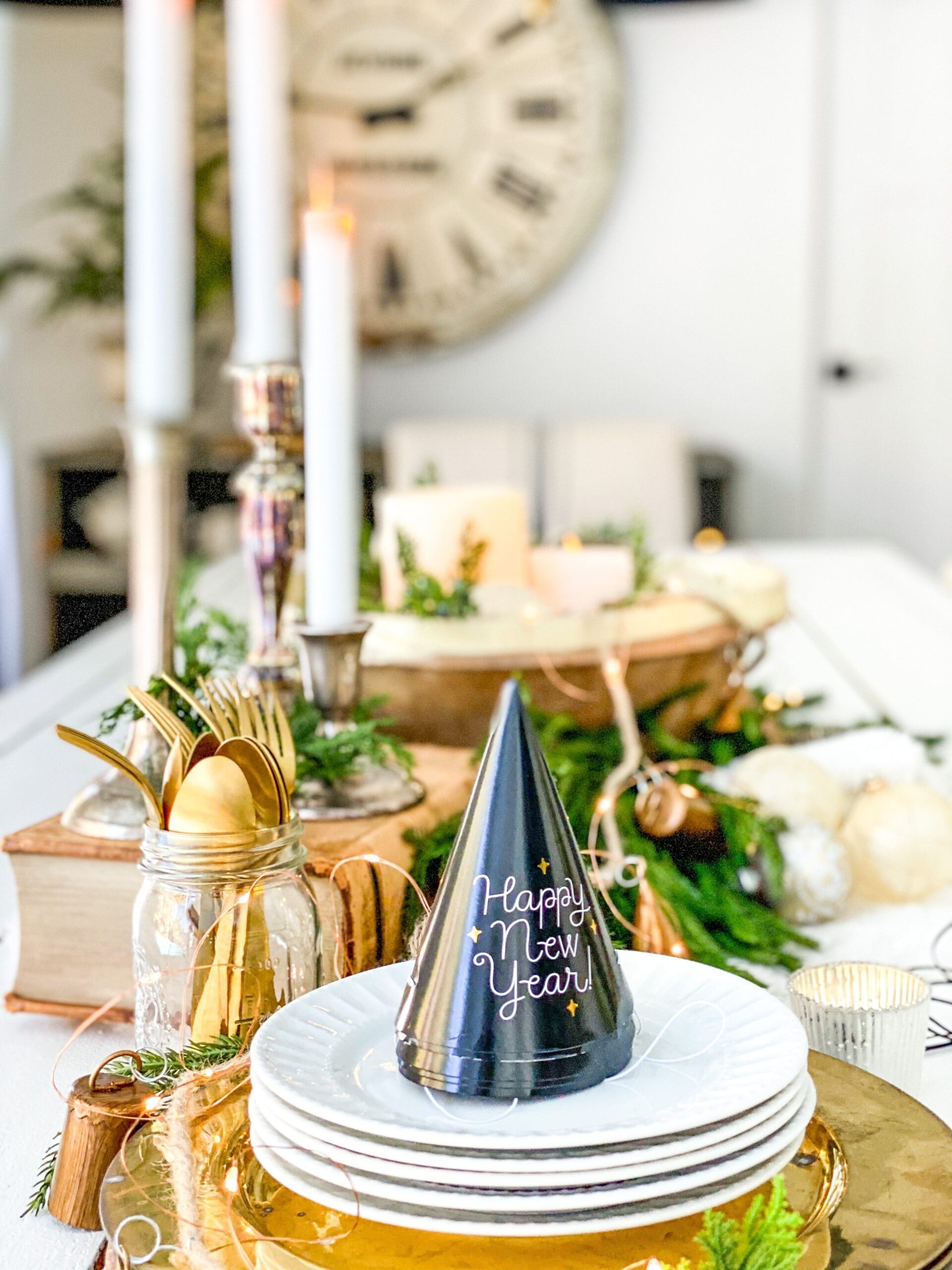 Traditional Festive New Year's Eve Table with Gold Cutlery Traditional Festive New Year's Eve Table with Gold Cutlery — New Years Eve Table Decor