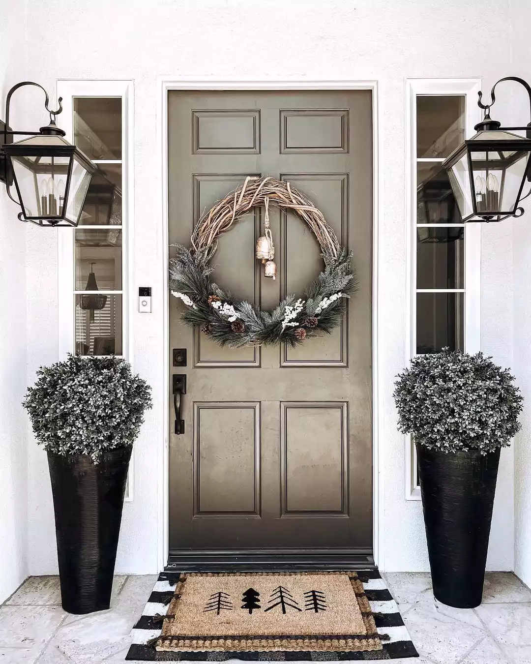 Modern Farmhouse Door with Minimalist Wreath and Greenery Modern Farmhouse Door with Minimalist Wreath and Greenery — Christmas Front Door Decor
