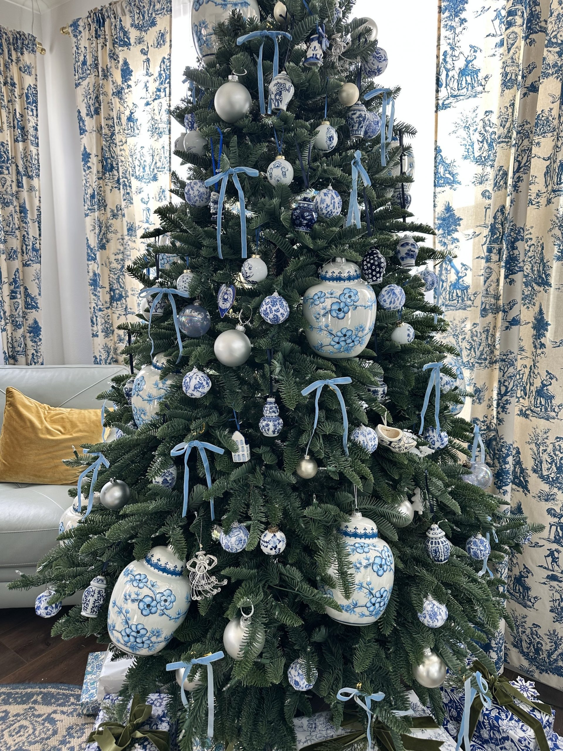 Chinoiserie Christmas Tree with Ginger Jar Ornaments Chinoiserie Christmas Tree with Ginger Jar Ornaments — Blue Christmas Decor