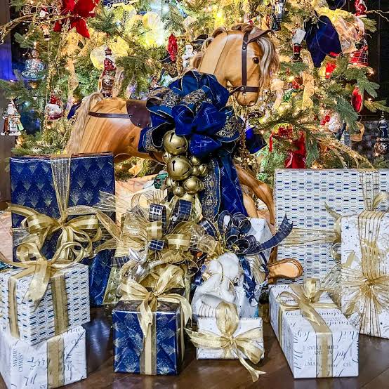 Blue and White Patterned Gifts with Elaborate Gold Ribbons — Christmas Gift Wrapping