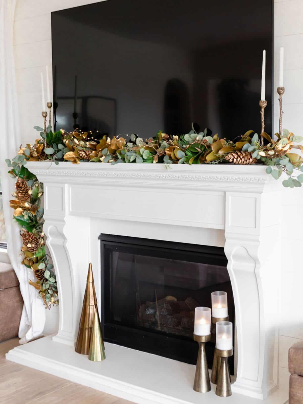 Modern White Mantel with Gold Accents Modern White Mantel with Gold Accents — Christmas Mantel Decor