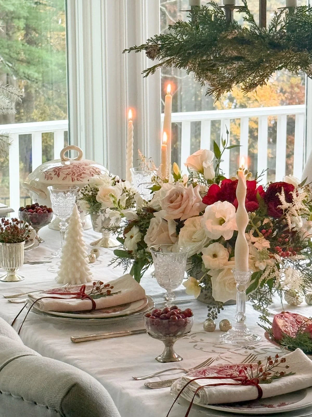 Elegant Christmas Table with Floral Centerpiece and Candles — Christmas Table Setting