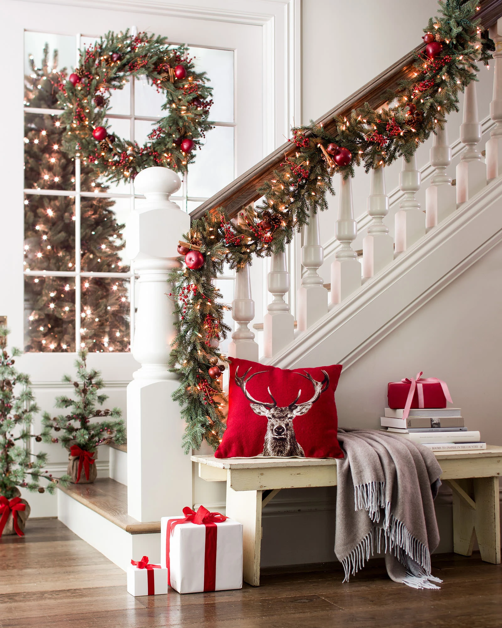 Traditional Entryway with Garland and Wreath Traditional Entryway with Garland and Wreath — Christmas Staircase Decor