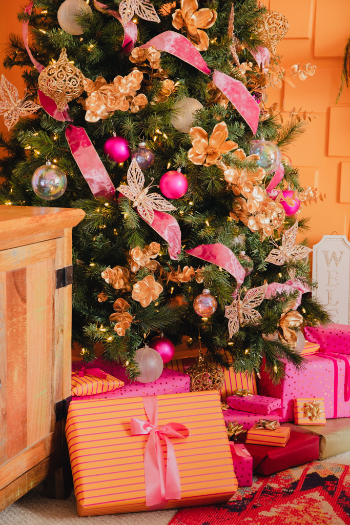 Glamorous Pink and Gold Christmas Tree Ornaments — Pink Christmas Decor