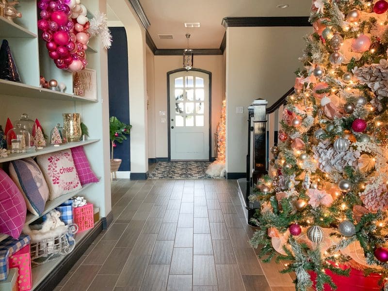 Modern Hallway with Large Pink and Silver Christmas Tree Modern Hallway with Large Pink and Silver Christmas Tree — Christmas Entryway Decor