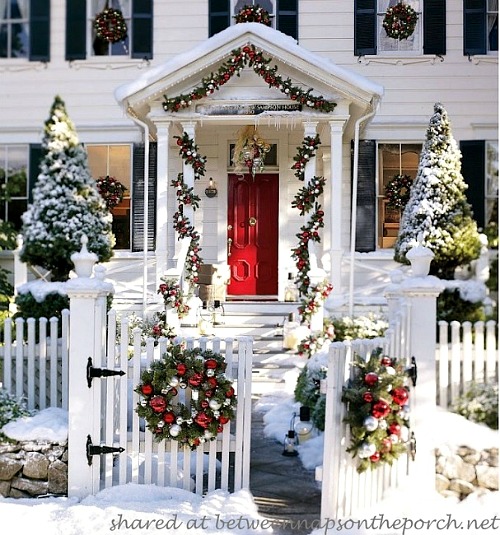 Traditional Outdoor Christmas Porch and Yard — Simple Christmas Decor
