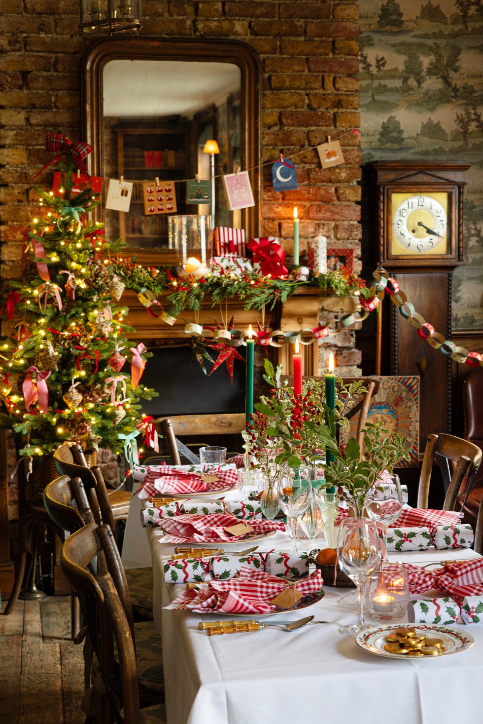 Traditional Cozy Dining Room with Festive Table and Tree Traditional Cozy Dining Room with Festive Table and Tree — Aesthetic Christmas Decor