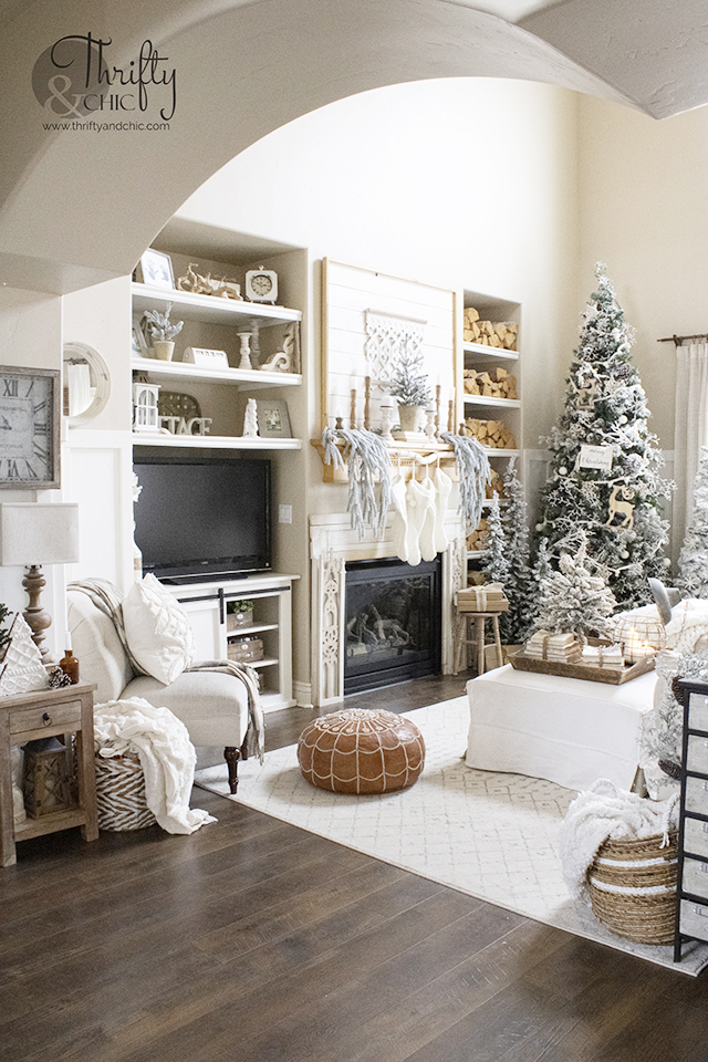 Neutral Cottage-Style Living Room with Flocked Christmas Tree — White Christmas Tree Decor