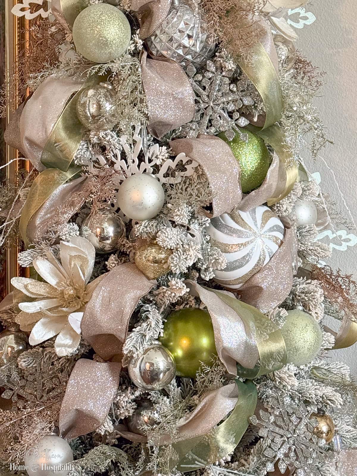 Glamorous Christmas Tree with Glitter and Silver Glamorous Christmas Tree with Glitter and Silver — Christmas Tree Themes