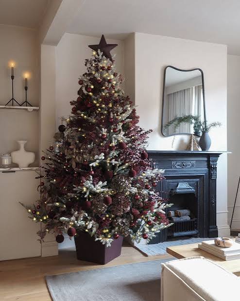 Corner Placement Modern Living Room with a Prominent Burgundy Christmas Tree — Burgundy Christmas Decor