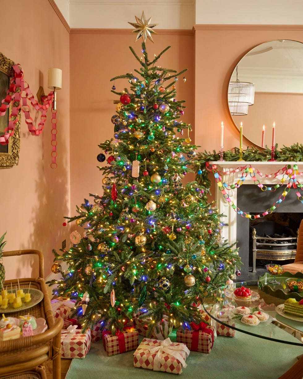 Wide Room Shot Cozy Traditional Living Room with Ornate Christmas Tree and Fireplace — Traditional Christmas Decor