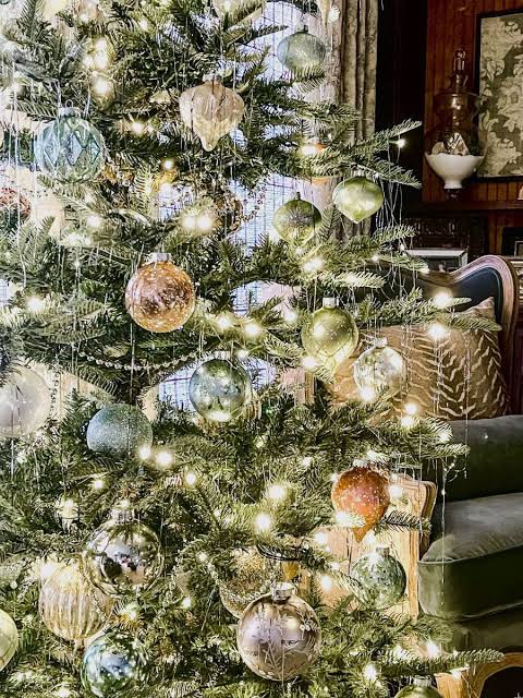 Christmas Tree with Vintage Ornaments in Subtle Blue, Green, and Gold Tones — Vintage Christmas Ornaments