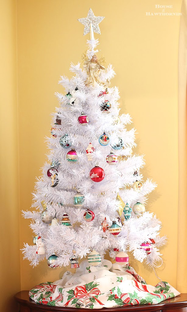 Vintage White Christmas Tree with Colorful Retro Ornaments — White Christmas Tree Decor
