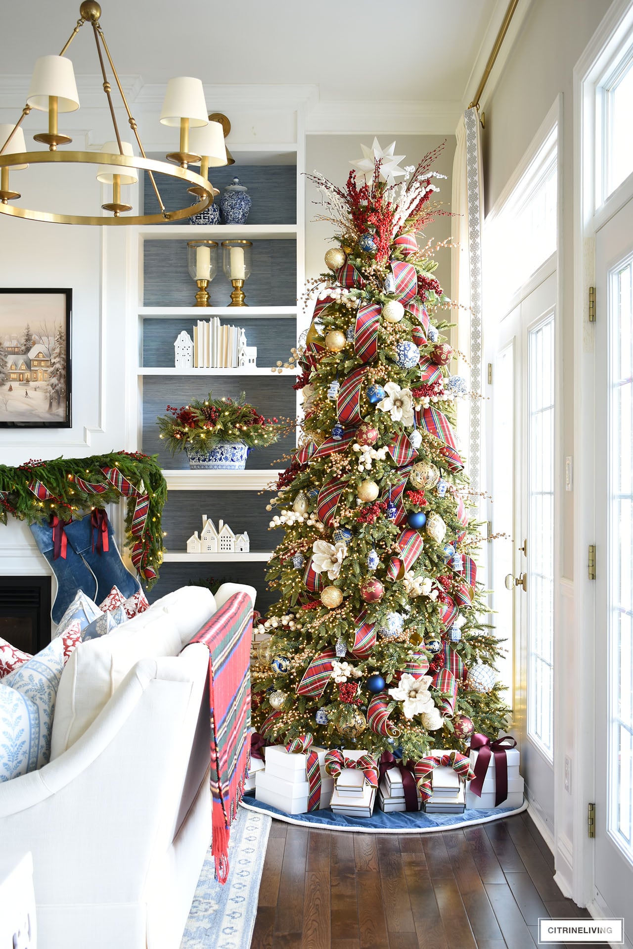 Grand Traditional Christmas Tree with Red and Blue Ribbons Grand Traditional Christmas Tree with Red and Blue Ribbons — Christmas Tree Themes