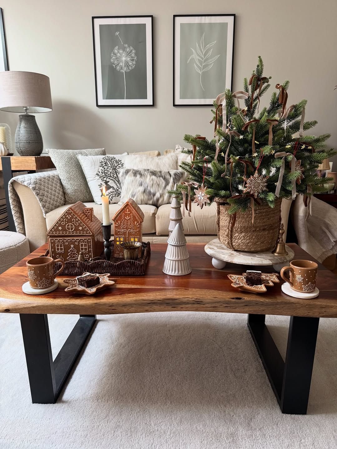 Traditional Coffee Table Gingerbread Village Display Traditional Coffee Table Gingerbread Village Display — Christmas Coffee Table Decor