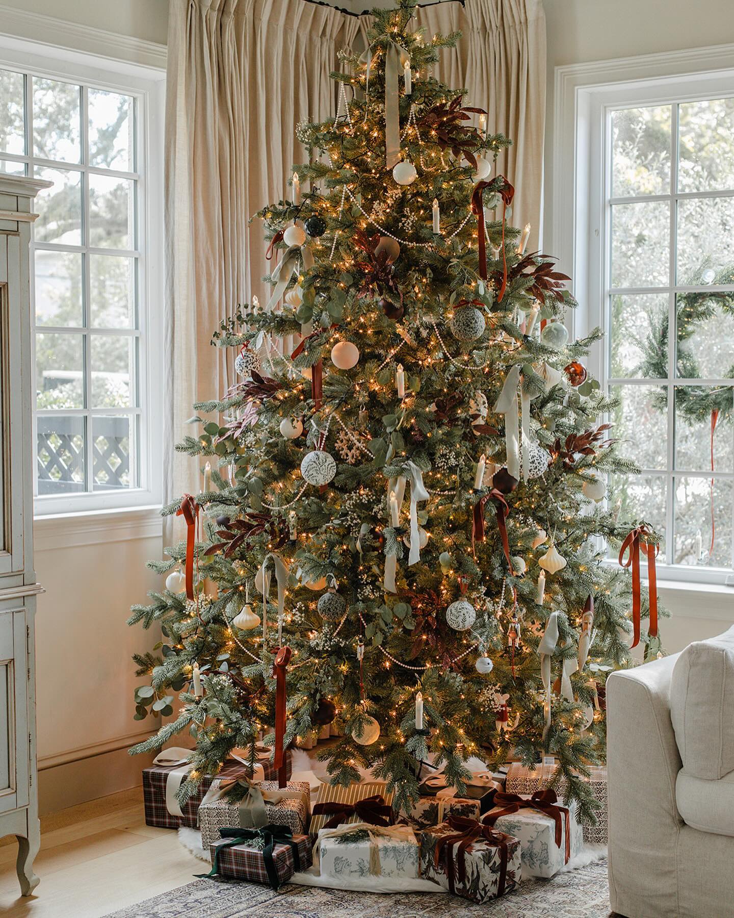 Modern Aesthetic Christmas Tree in Burgundy, Cream, and Gold Modern Aesthetic Christmas Tree in Burgundy, Cream, and Gold — Aesthetic Christmas Decor