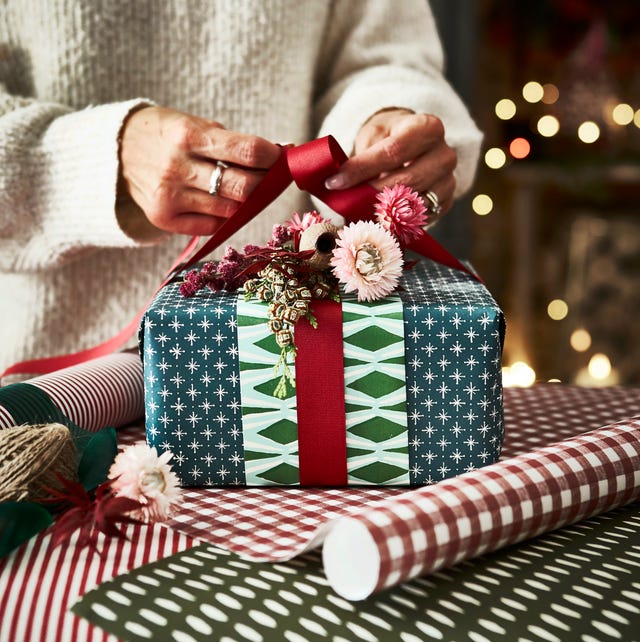 Hands-On Festive Gift Wrapping with Patterned Paper and Dried Botanicals — Christmas Gift Wrapping
