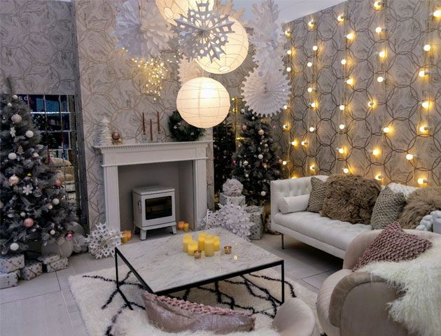 Modern Living Room with Fairy Light-Integrated Paper Snowflakes Modern Living Room with Fairy Light-Integrated Paper Snowflakes — Christmas Fairy Lights Living Room