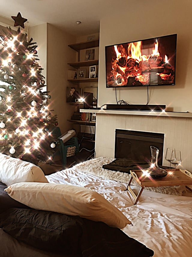 Cozy Studio Apartment with Christmas Tree and Virtual Fireplace Cozy Studio Apartment with Christmas Tree and Virtual Fireplace — Christmas Apartment Decor