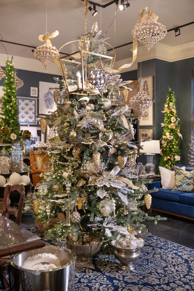 Elaborately Decorated Traditional Christmas Tree with Gold and Silver Ornaments — Traditional Christmas Decor