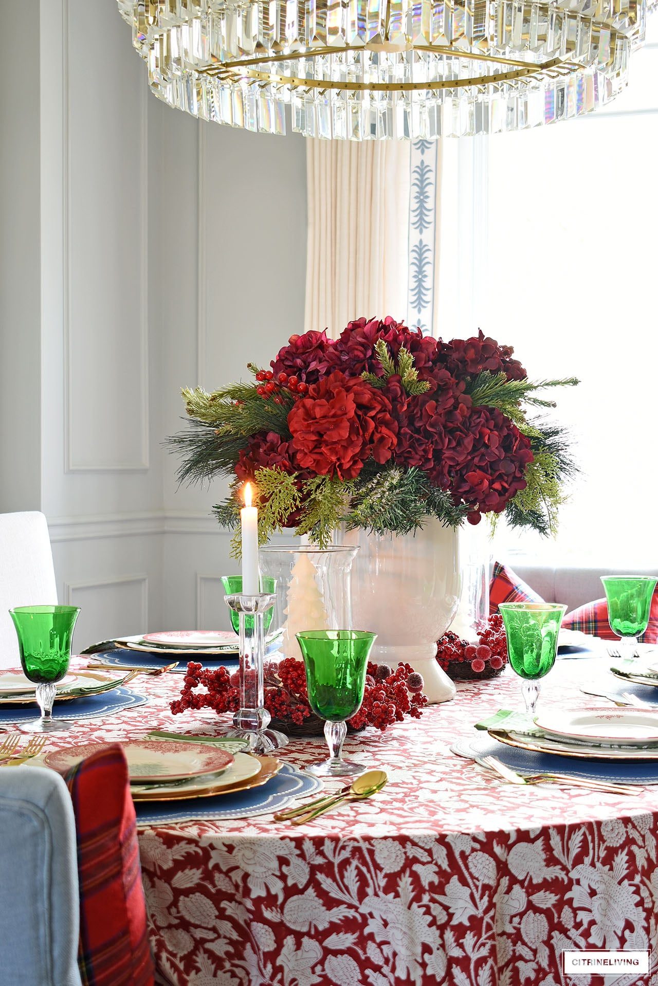 Elegant Christmas Tablescape with Red Florals and Green Glassware — Christmas Dining Room Decor
