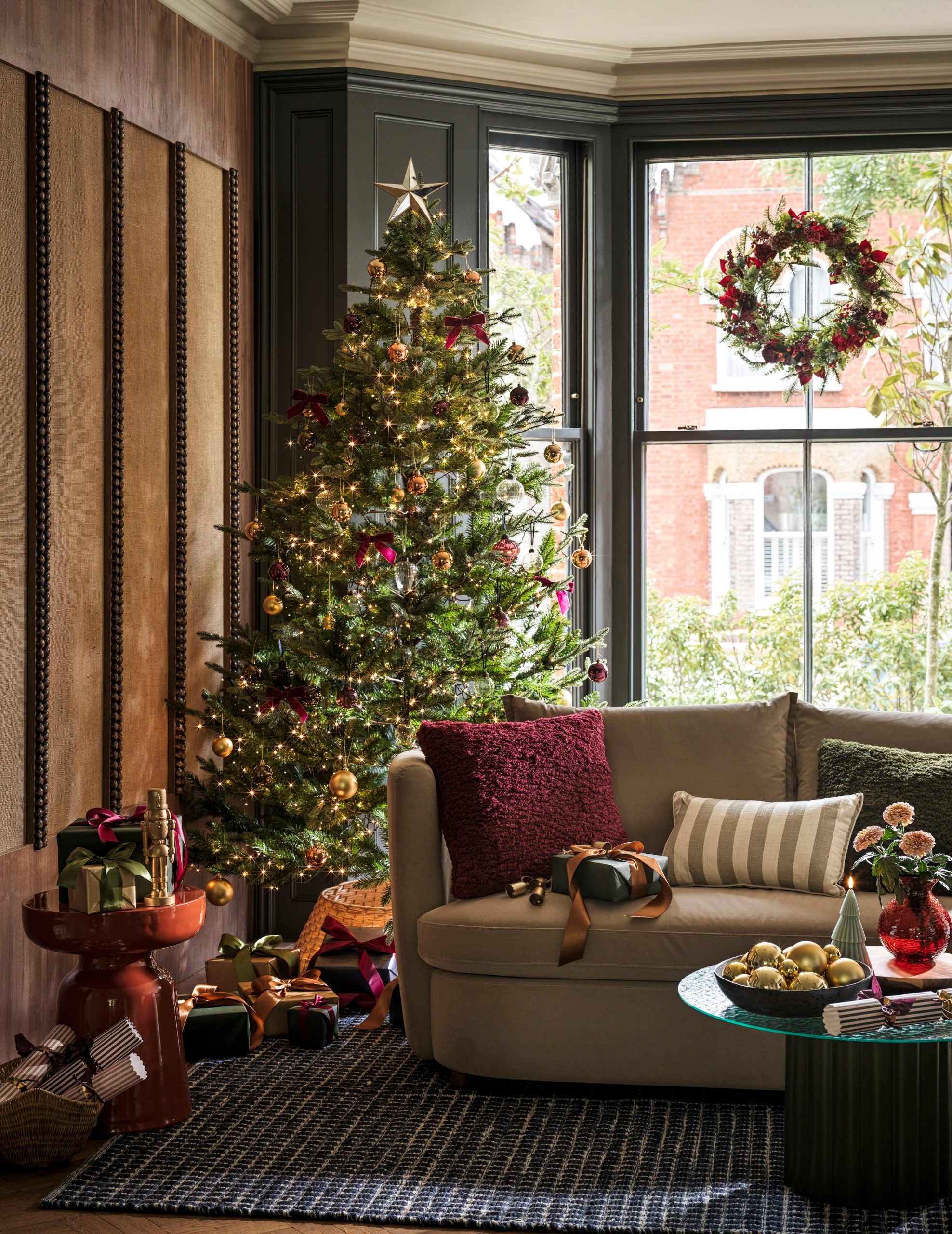 Classic Living Room with Evergreen Tree and Red Bows Classic Living Room with Evergreen Tree and Red Bows — Aesthetic Christmas Decor