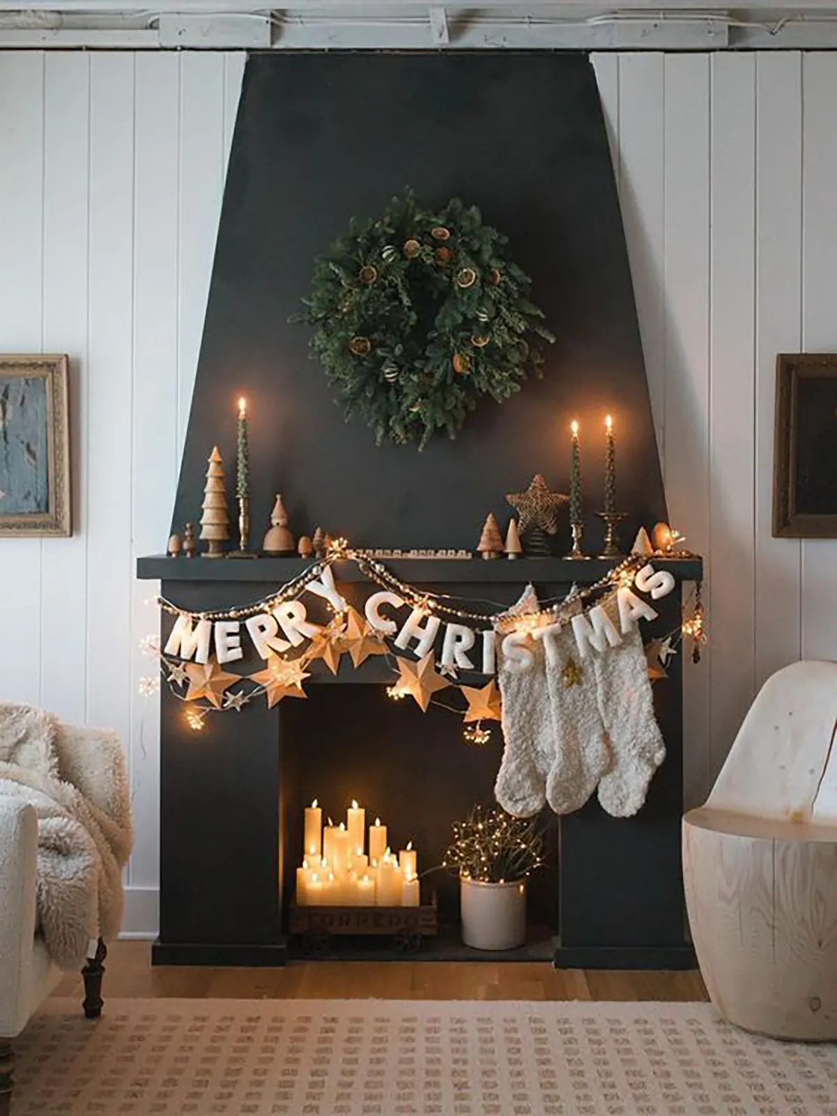 Modern Black Fireplace with 'Merry Christmas' Banner and Green Wreath Modern Black Fireplace with 'Merry Christmas' Banner and Green Wreath — Christmas Fireplace Decor