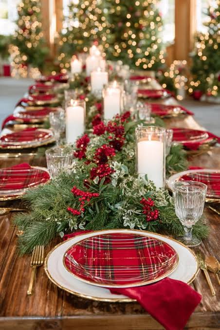 Traditional Christmas Tablescape with Plaid Chargers and Greenery Traditional Christmas Tablescape with Plaid Chargers and Greenery — Red and Green Christmas Decor
