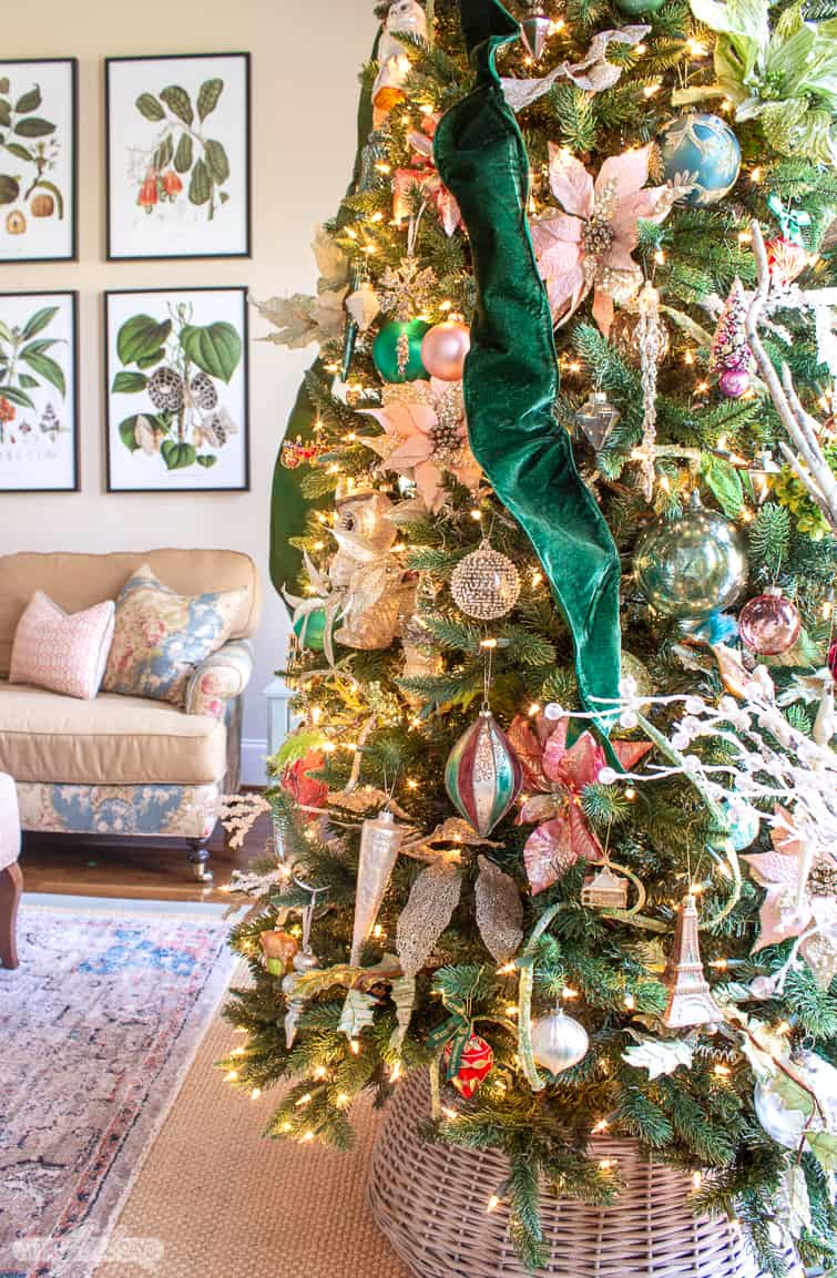 Emerald Green Velvet Ribbon with Mixed Ornaments Emerald Green Velvet Ribbon with Mixed Ornaments — Christmas Tree Ribbon