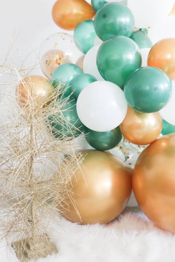 Teal, Gold, and White Balloon Garland Vignette with Confetti Accents Teal, Gold, and White Balloon Garland Vignette with Confetti Accents — Christmas Balloon Garland