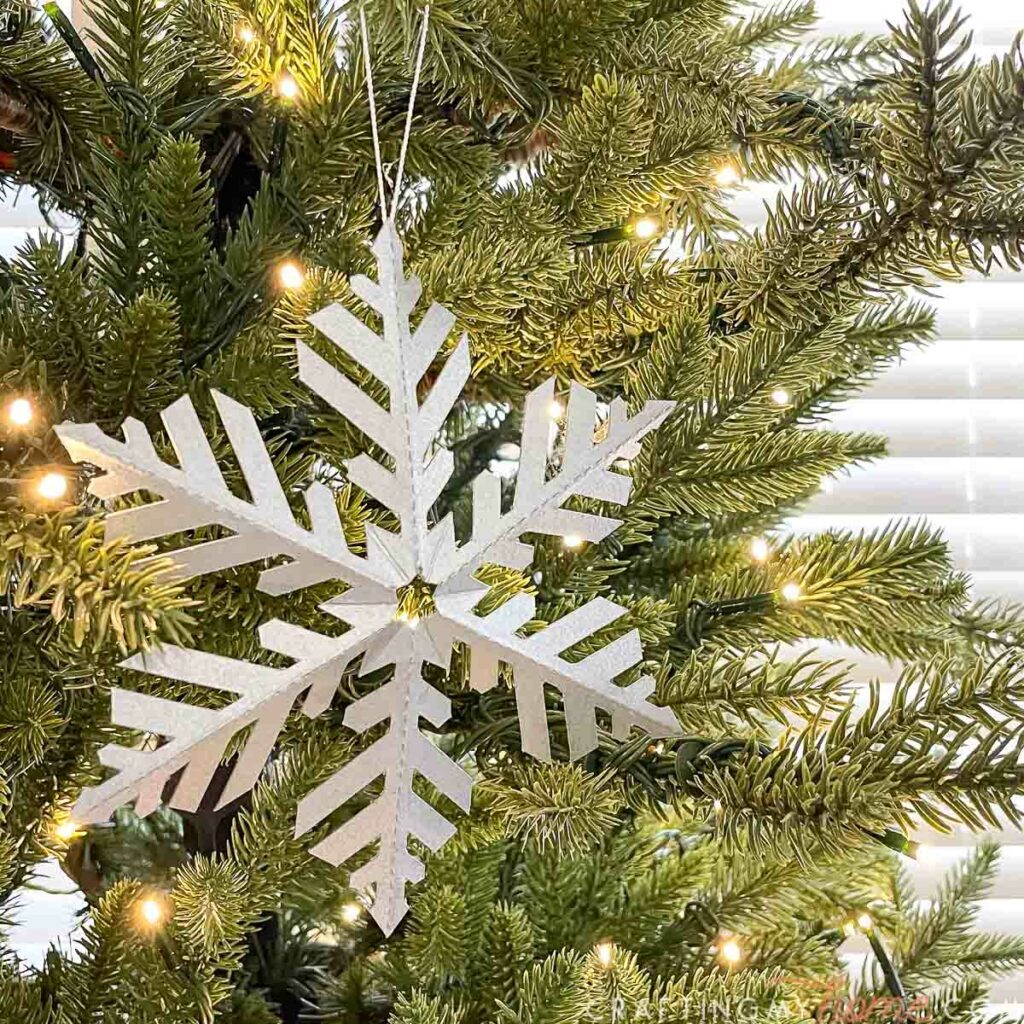 Christmas Decor Large Intricate Paper Snowflake Ornament on Christmas Tree — Paper Snowflakes
