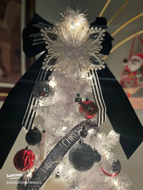 Chic Black and White Bow Topper on a Festive Tree — Christmas Tree Topper