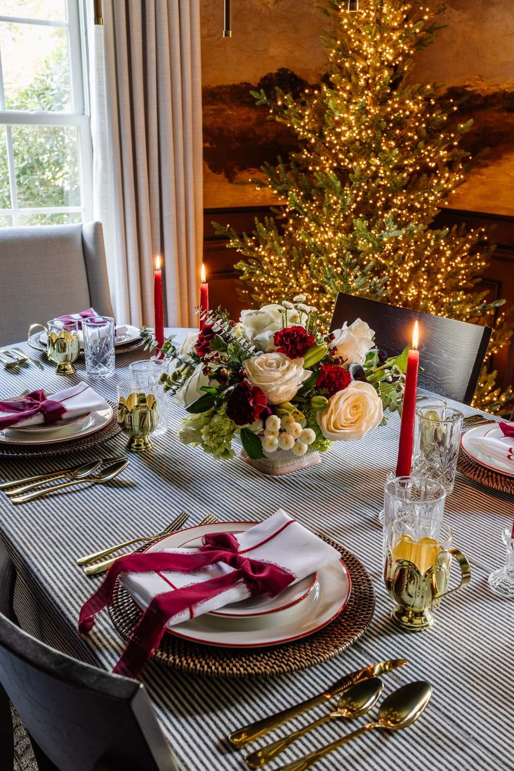 Modern Elegant Christmas Table with Fairy Lights — Christmas Table Setting