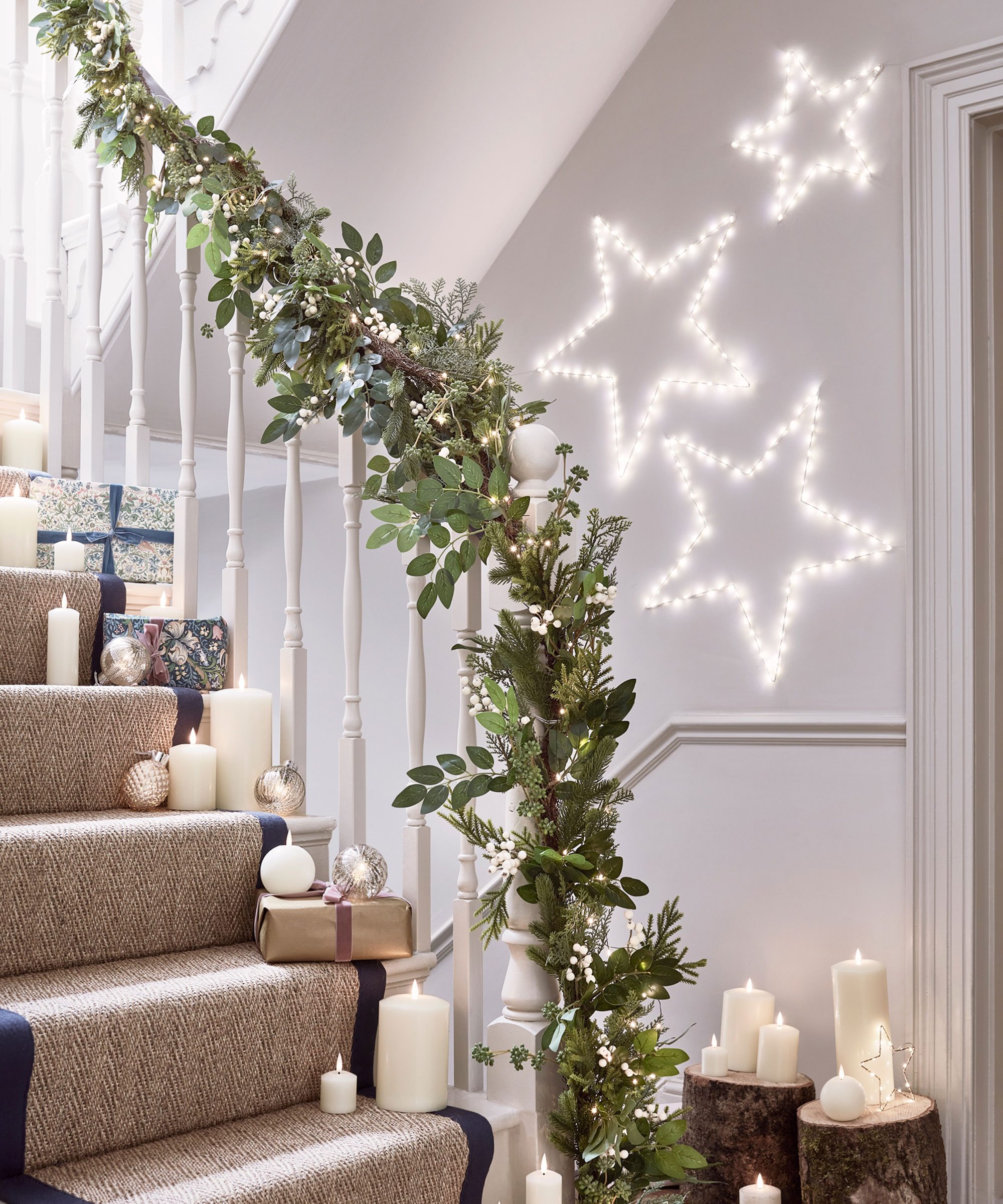 Elegant Staircase with White Berries and Illuminated Stars Elegant Staircase with White Berries and Illuminated Stars — Christmas Staircase Decor