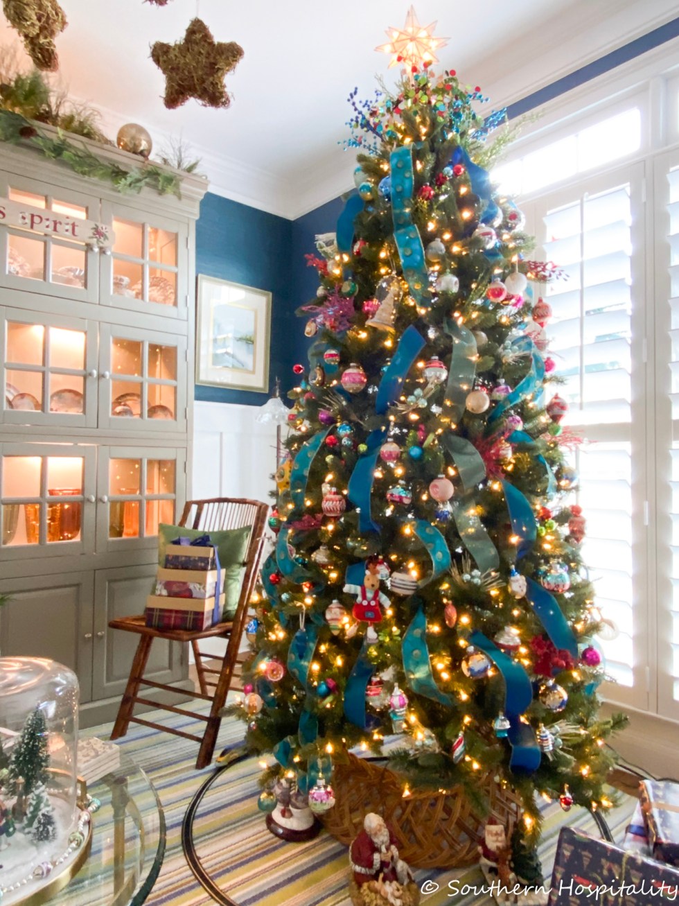 Vibrant Teal Ribbon Christmas Tree in a Dining Room — Christmas Tree Decorating