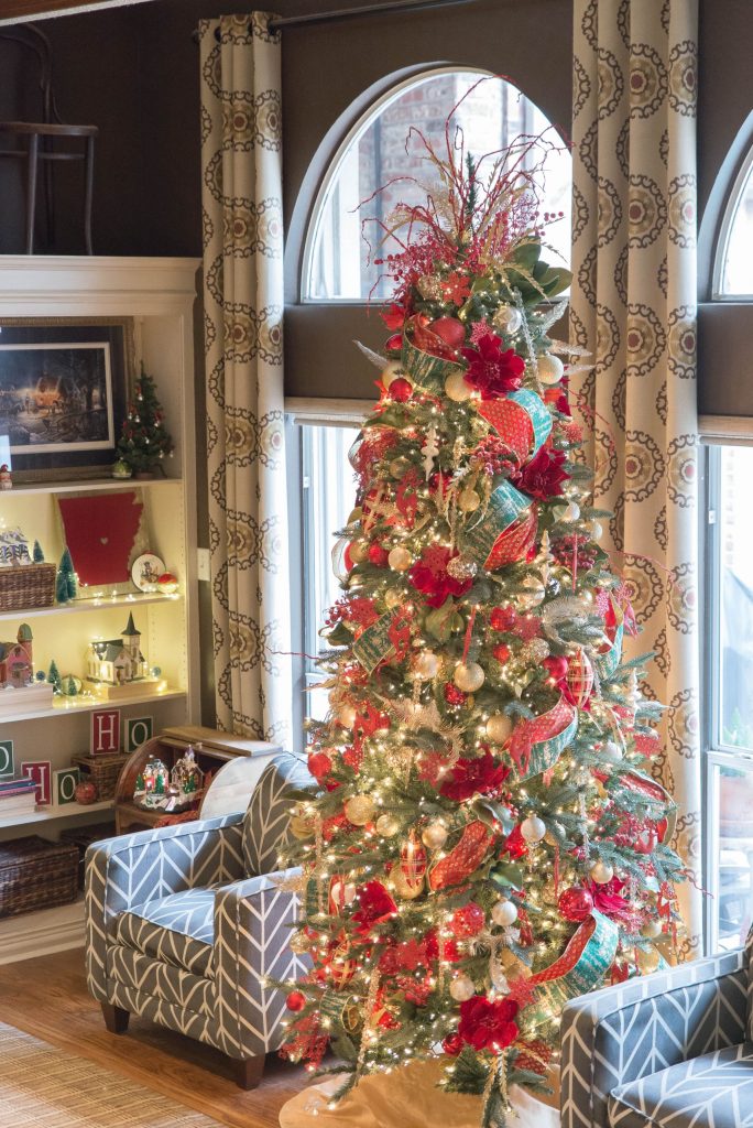 Traditional Christmas Tree with Red and Gold Decorations Traditional Christmas Tree with Red and Gold Decorations — Red and Green Christmas Decor