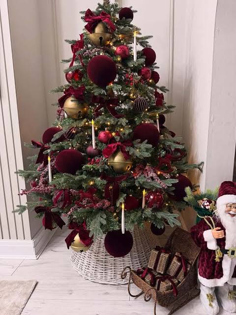 Traditional Christmas Tree with Burgundy Velvet Bows and White Candles — Burgundy Christmas Decor