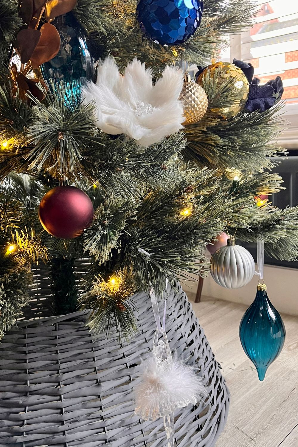 Modern Luxury Tree with Feather and Metallic Ornaments — Elegant Christmas Tree