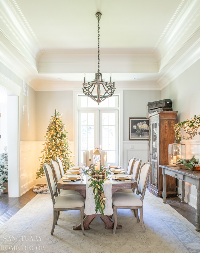 Cozy Traditional Dining Room with Festive Table Setting Cozy Traditional Dining Room with Festive Table Setting — Cozy Christmas Decor